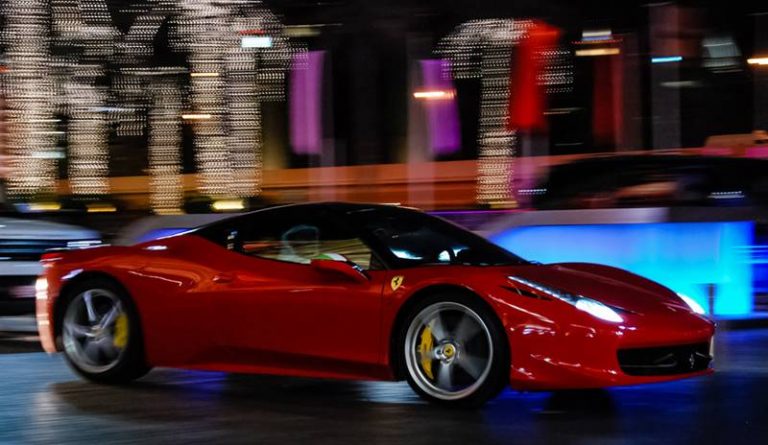 La Ferrari romba a Vibo, “La notte della Rossa” apre le festività natalizie