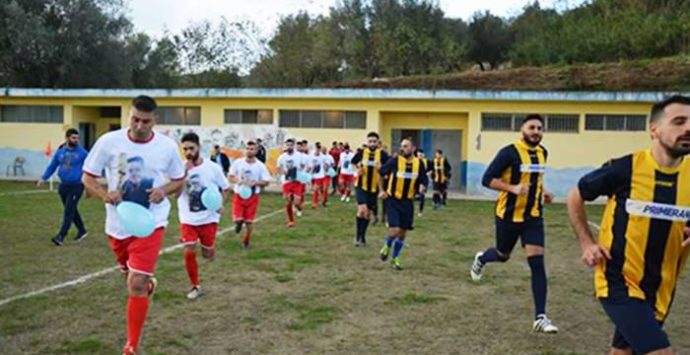 Filandari, la squadra di calcio omaggia Francesco Vangeli ad un mese dalla scomparsa – Video