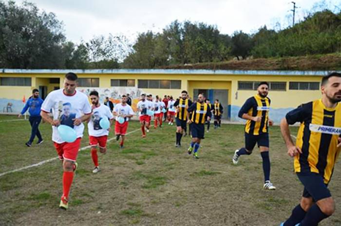 Filandari, la squadra di calcio omaggia Francesco Vangeli ad un mese dalla scomparsa – Video