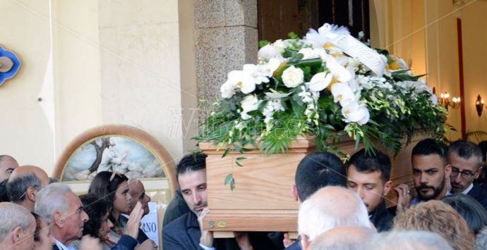 Nicotera omaggia Stefano Piperno, l’insegnante dei migranti ucciso e poi bruciato – Video