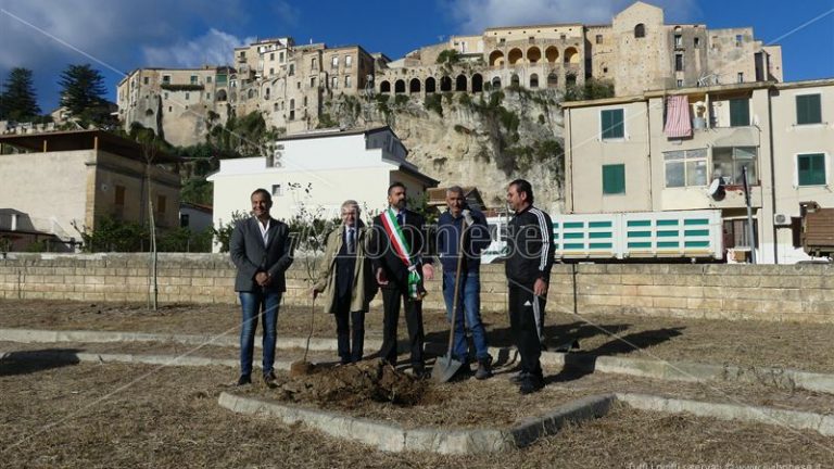 Tropea, dal Rotary quaranta piante per riqualificare un parcheggio abbandonato – Video