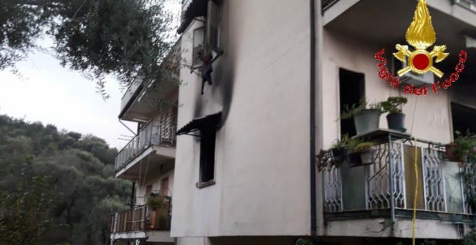 Fiamme in un appartamento di Gerocarne, provvidenziale intervento dei vigili del fuoco