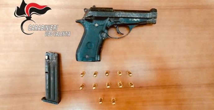 Pistola sul parapetto della terrazza, minorenne arrestato nel Vibonese