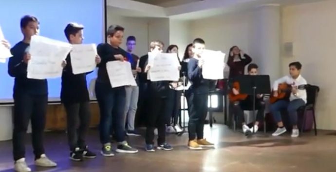 L’arte dei ragazzi di Pizzoni e Vazzano per dire No al femminicidio – Video