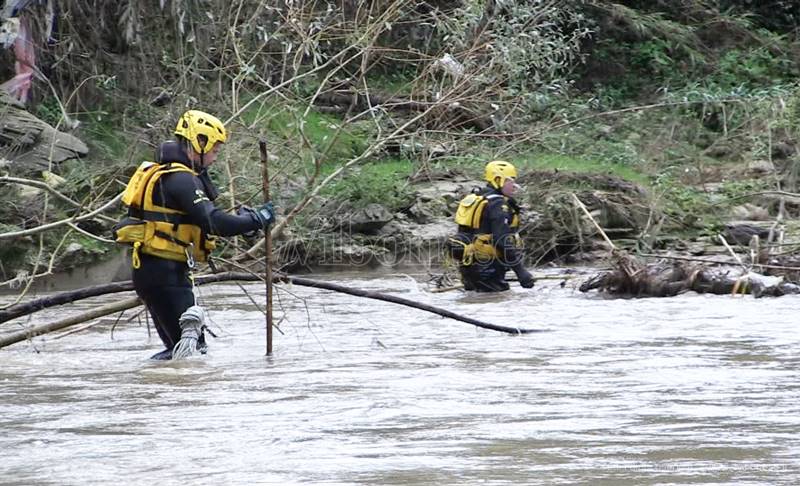 Le ricerche dei carabinieri lungo il fiume