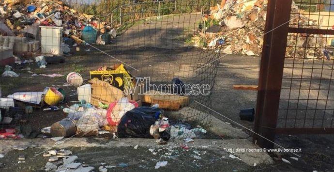 Caos rifiuti e pericoli per l’ambiente a Vazzano: sequestrata l’isola ecologica