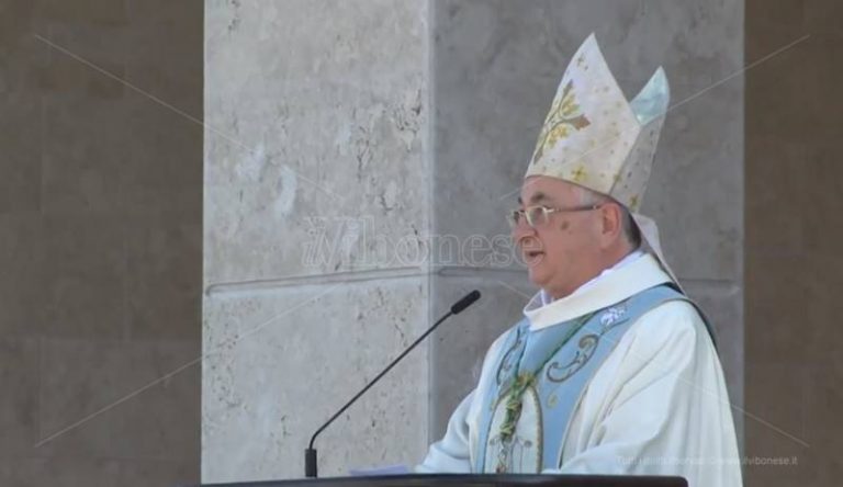 Nel giorno di Natuzza il vescovo bacchetta gli “haters”: «Mi hanno dato del pedofilo ma li perdono» – Video