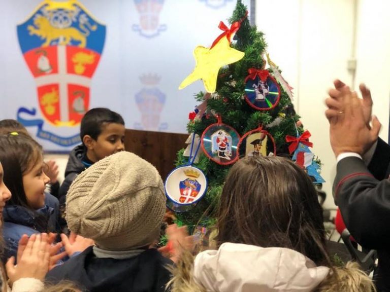 Vibo, carabinieri e alunni del Primo circolo addobbano l’“albero della legalità” – Video