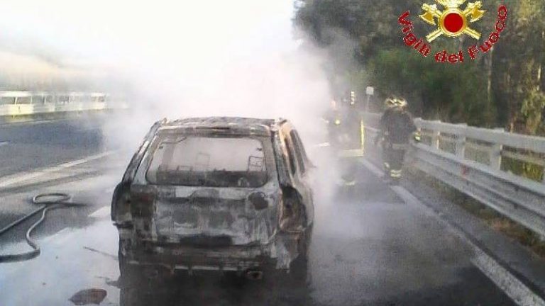 Paura in autostrada: auto in fiamme sull’A2 nei pressi di Sant’Onofrio