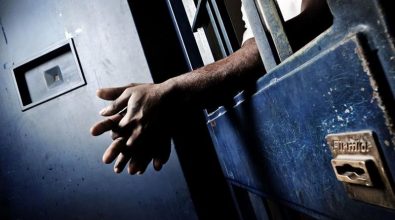 Calabria, detenuto pestato e lasciato nudo: 6 agenti della penitenziaria ai domiciliari