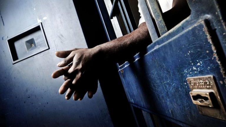 Calabria, detenuto pestato e lasciato nudo: 6 agenti della penitenziaria ai domiciliari