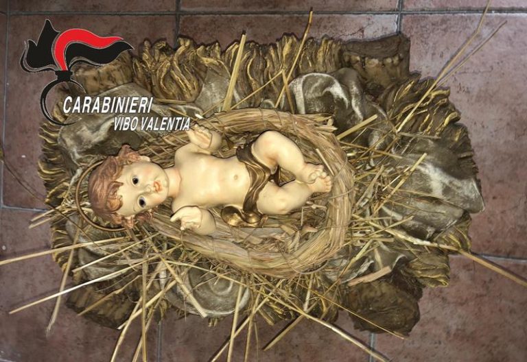 Sant’Onofrio, brucia il presepe e ruba la statua del Bambinello – Foto