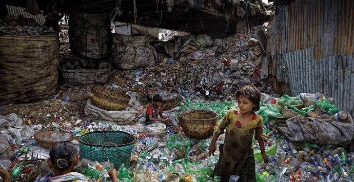 “Planet vs Plastic”, a Vibo la prima nazionale della mostra sull’invasione della plastica