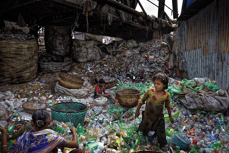 “Planet vs Plastic”, a Vibo la prima nazionale della mostra sull’invasione della plastica