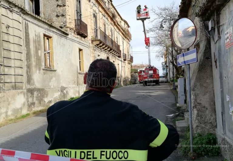 Briatico, Palazzo Bisogni a rischio crolli: intervengono i vigili del fuoco