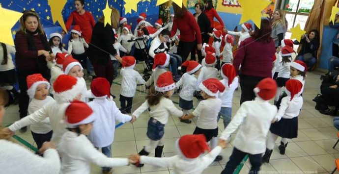 La carica dei Babbo Natale con i bambini del “Vespucci” di Vibo Marina – Video