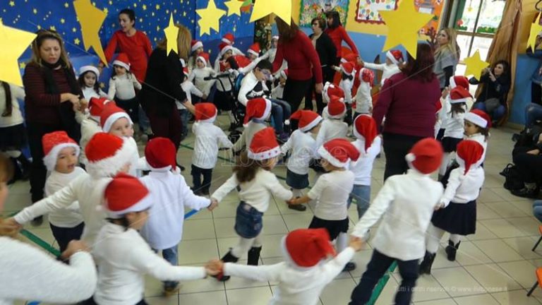 La carica dei Babbo Natale con i bambini del “Vespucci” di Vibo Marina – Video