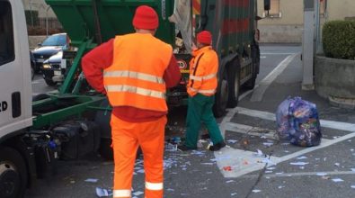 Raccolta rifiuti, la denuncia di Slai Cobas: «Lavoratori senza servizi igienici né spogliatoi»