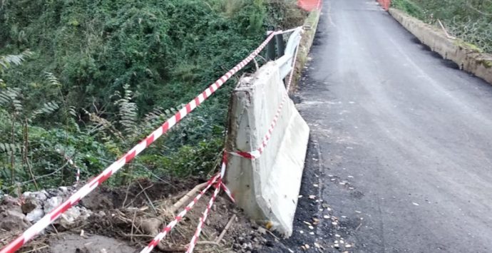 Strada chiusa a Drapia, i cittadini preoccupati: «Lavori procedono con lentezza»