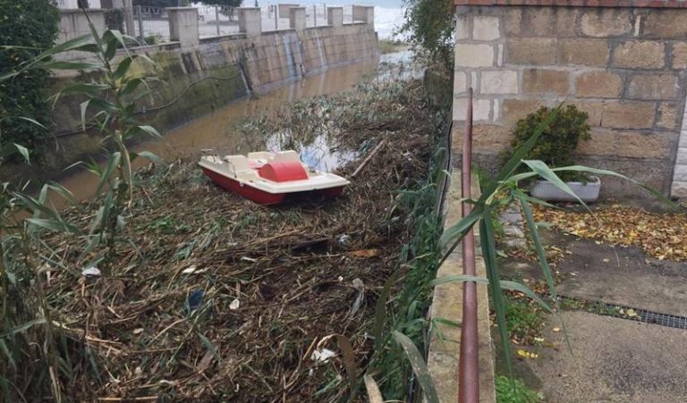 Canne, rifiuti e… pedalò: così il torrente Bravo è diventato una discarica