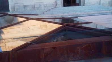 Non c’è pace per il battistero di piazza San Leoluca, cede un vetro del nuovo “scrigno”