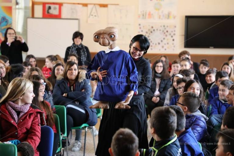 Amicizia e diversità, la morale di ET spiegata agli alunni del “Vespucci” di Vibo Marina – Video