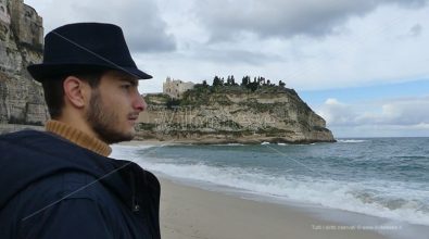Antonio Il Grande, il cantautore di Tropea che viaggia spedito su Youtube – Video
