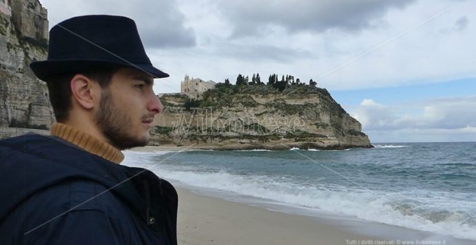 Antonio Il Grande, il cantautore di Tropea che viaggia spedito su Youtube – Video