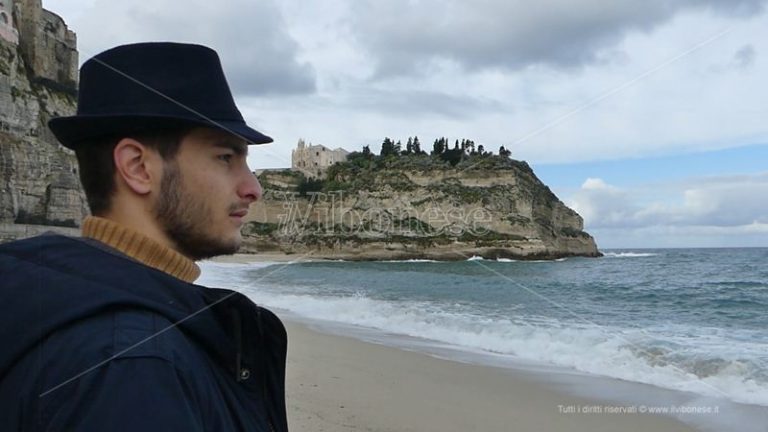 Antonio Il Grande, il cantautore di Tropea che viaggia spedito su Youtube – Video