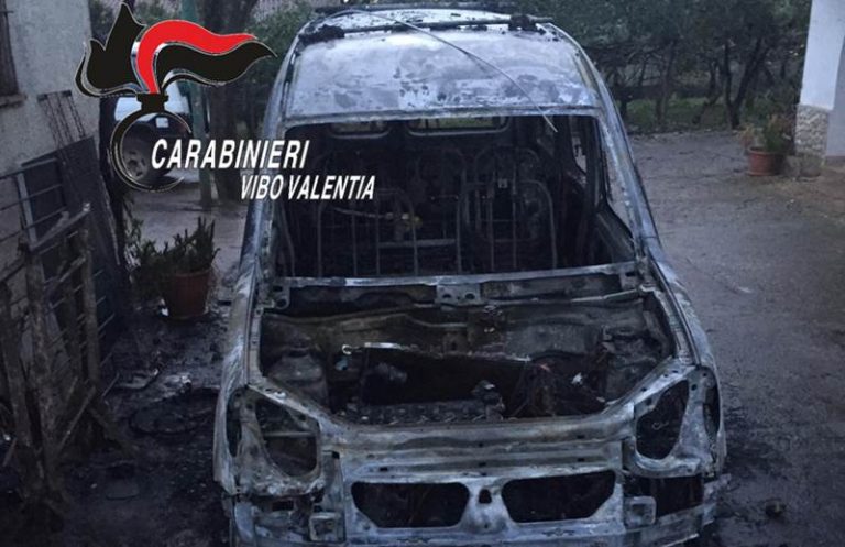 Evade dai domiciliari e incendia l’auto del padre, un arresto a Francica