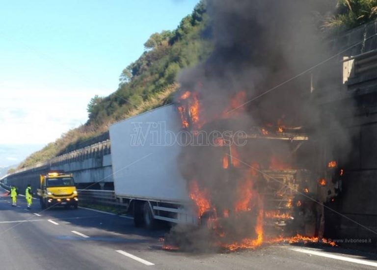 Paura sull’autostrada, camion in fiamme nei pressi dell’uscita di Sant’Onofrio