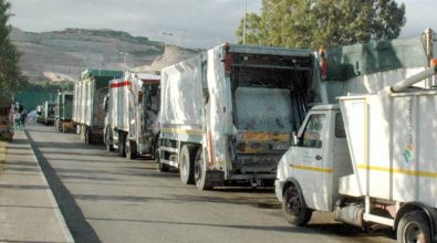 Emergenza rifiuti, i sindaci vibonesi portano i camion a San Pietro Lametino