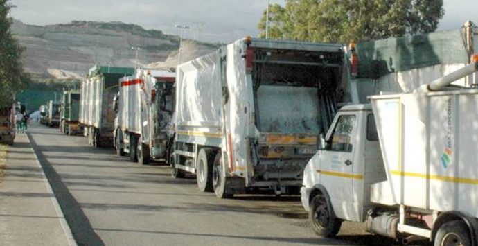 Emergenza rifiuti, i sindaci vibonesi portano i camion a San Pietro Lametino