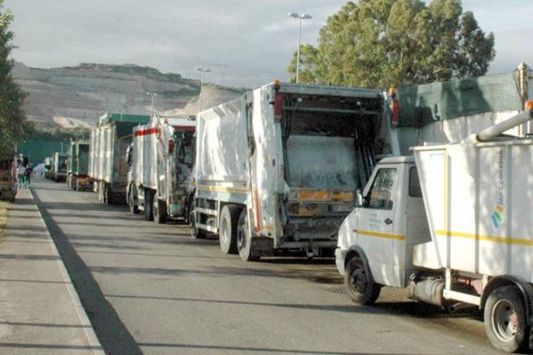 Emergenza rifiuti, i sindaci vibonesi portano i camion a San Pietro Lametino