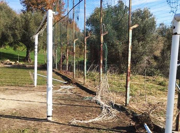 Raid vandalico al campo di Filandari: principio d’incendio negli spogliatoi e reti squarciate