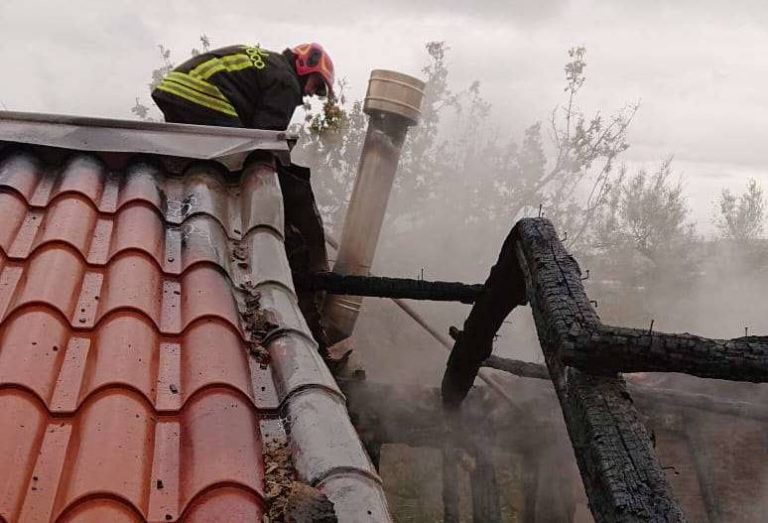 Canna fumaria in fiamme a Limbadi, casa disabitata distrutta dal rogo