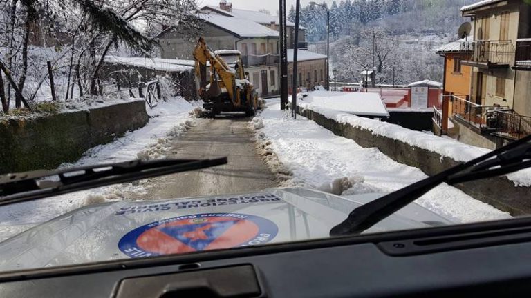 Le Serre vibonesi sommerse dalla neve, automobilisti soccorsi dalla Protezione civile – Foto