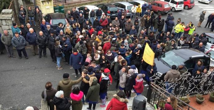 Fabrizia, cittadini in piazza contro la chiusura della filiale Bper Banca