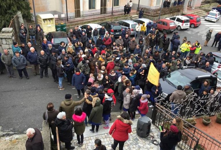 Fabrizia, cittadini in piazza contro la chiusura della filiale Bper Banca