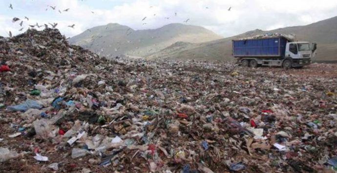 Discariche sature, il Comune di Filadelfia declassa dieci tonnellate di rifiuti differenziati