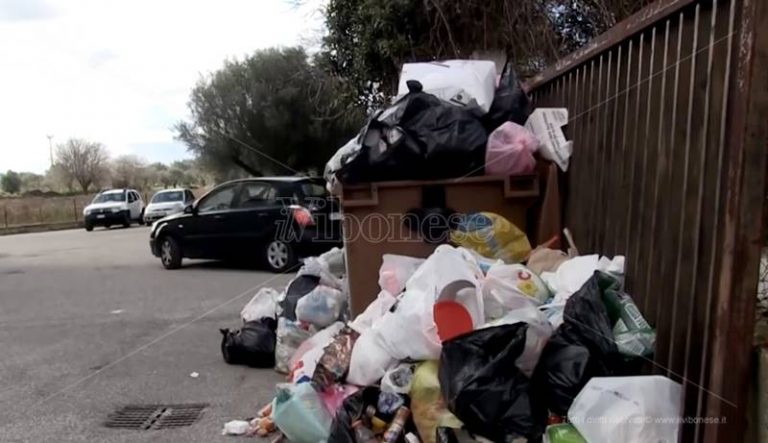 Caos rifiuti a Vibo, contrada Vaccaro ostaggio di immondizia e degrado – Video