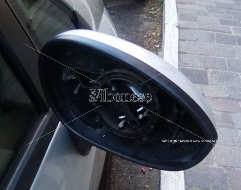 Auto prese di mira dai ladri nel parcheggio dell’ospedale di Tropea