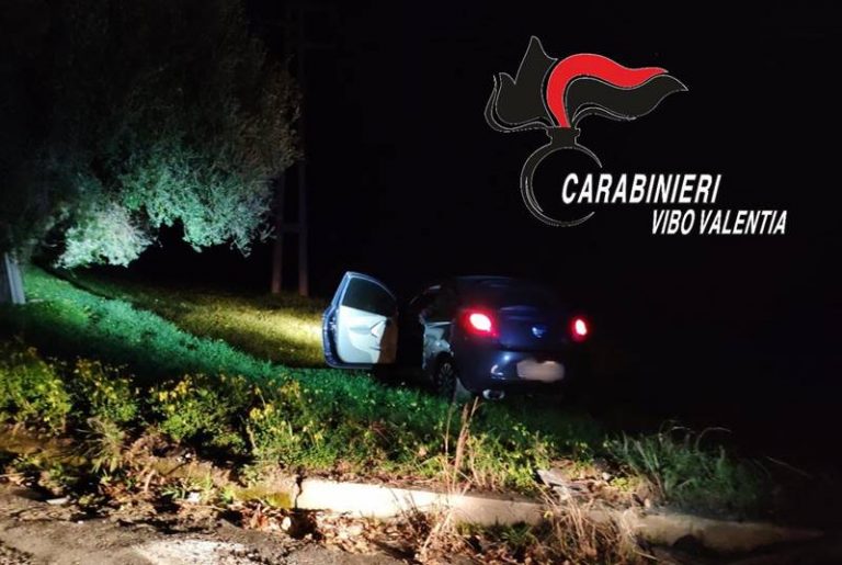 Ruba un’auto a Pizzo ma per sfuggire ai carabinieri finisce fuori strada – Foto