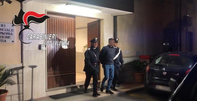 Irreperibile da ottobre, si costituisce ai carabinieri di Filandari – Video