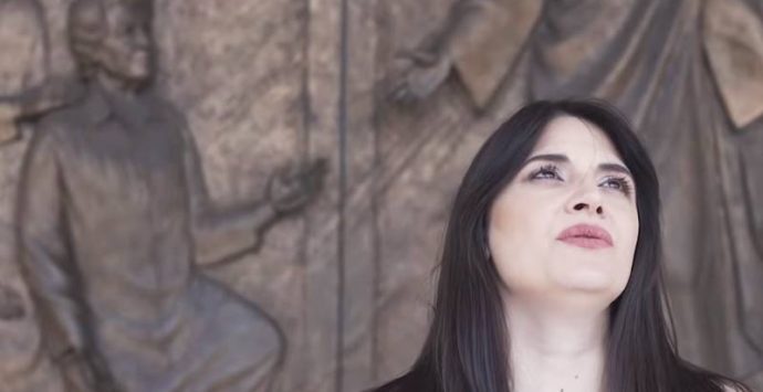 Dajana e l’inno a Natuzza: «Mi ha miracolato, ora canto per lei» – Video