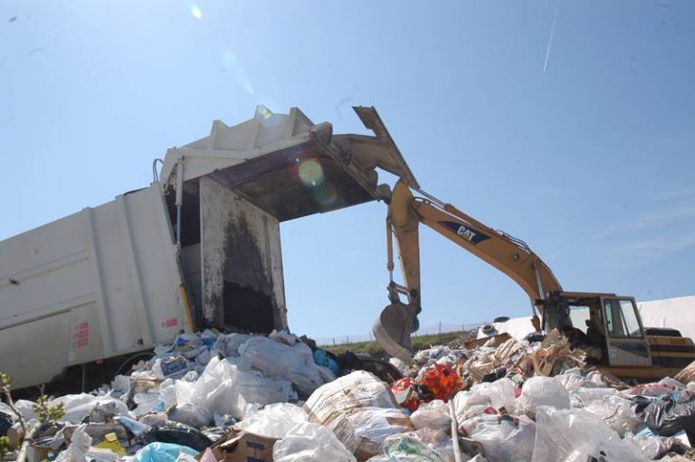 Rifiuti, Vibo verso il blocco dei conferimenti: Tassone sente De Caprio