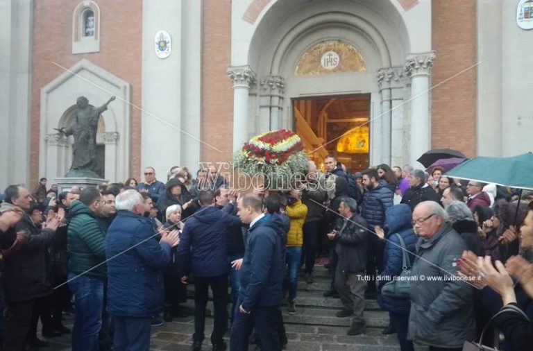 In tanti nella cattedrale di Mileto per l’ultimo saluto a Rocco Grillo