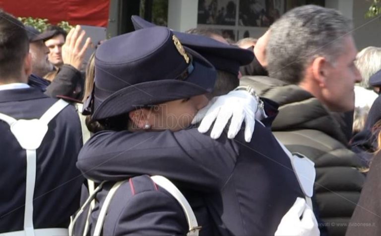 Scuola di Polizia in festa a Vibo, il giuramento dei nuovi agenti tra abbracci ed emozione – Video