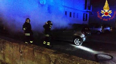 Auto in fiamme a Vibo Valentia, sul posto i vigili del fuoco