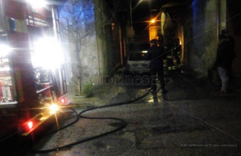 Notte di fuoco a Mileto, l’auto di un 70enne distrutta da un incendio doloso